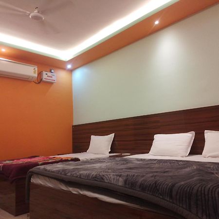 Siyaram Kunj Hotel Ayodhya Bagian luar foto