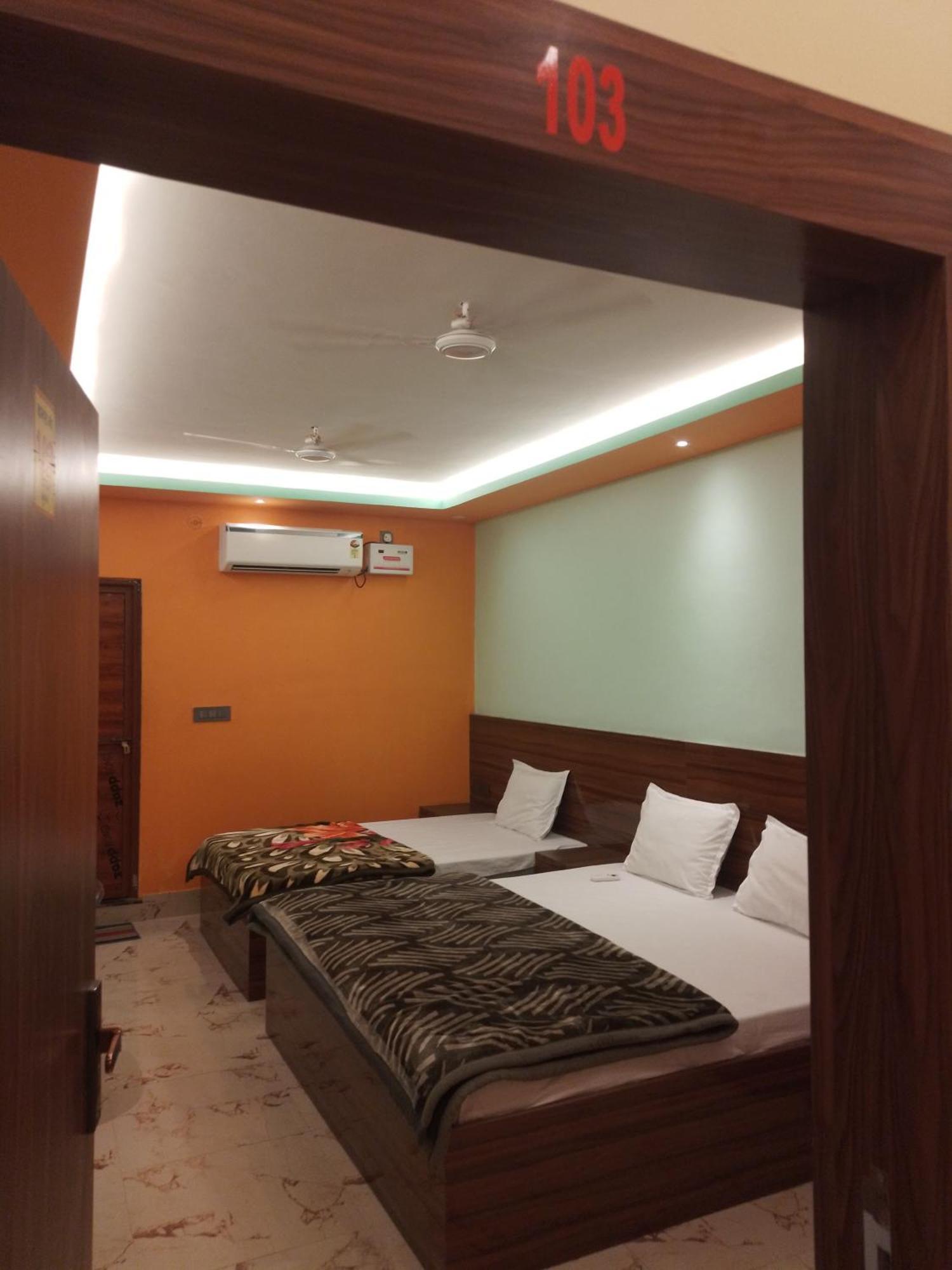 Siyaram Kunj Hotel Ayodhya Bagian luar foto