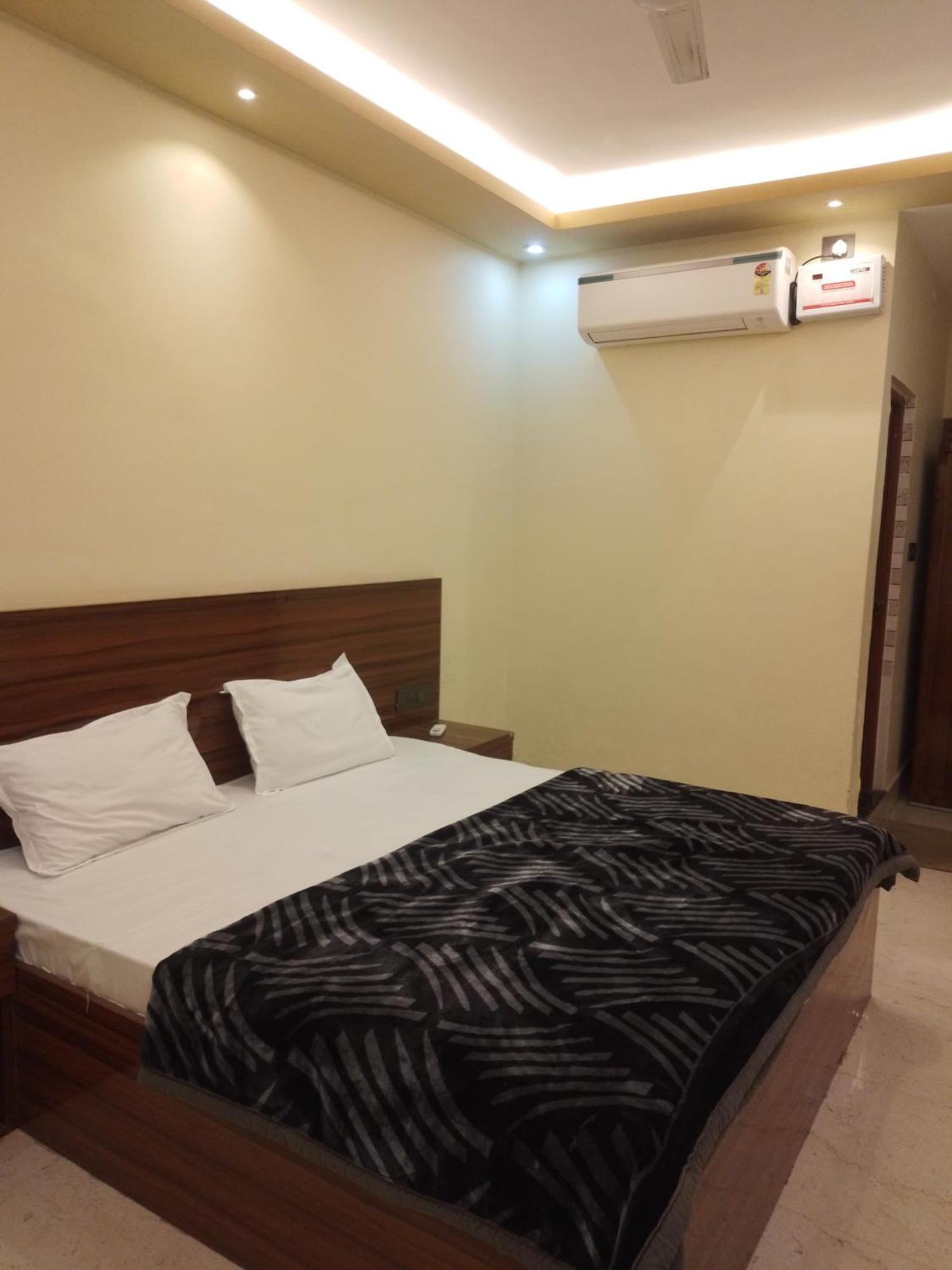 Siyaram Kunj Hotel Ayodhya Bagian luar foto