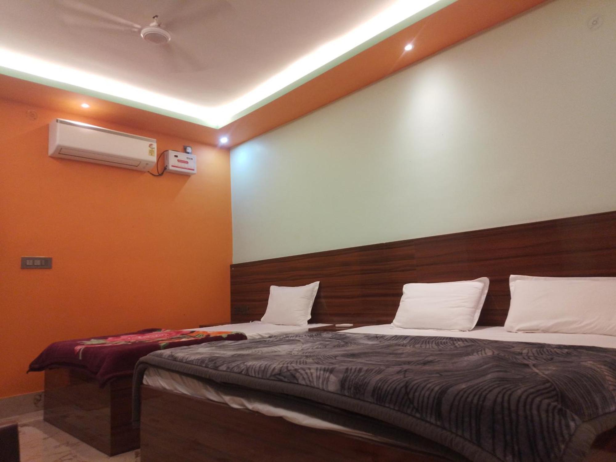 Siyaram Kunj Hotel Ayodhya Bagian luar foto