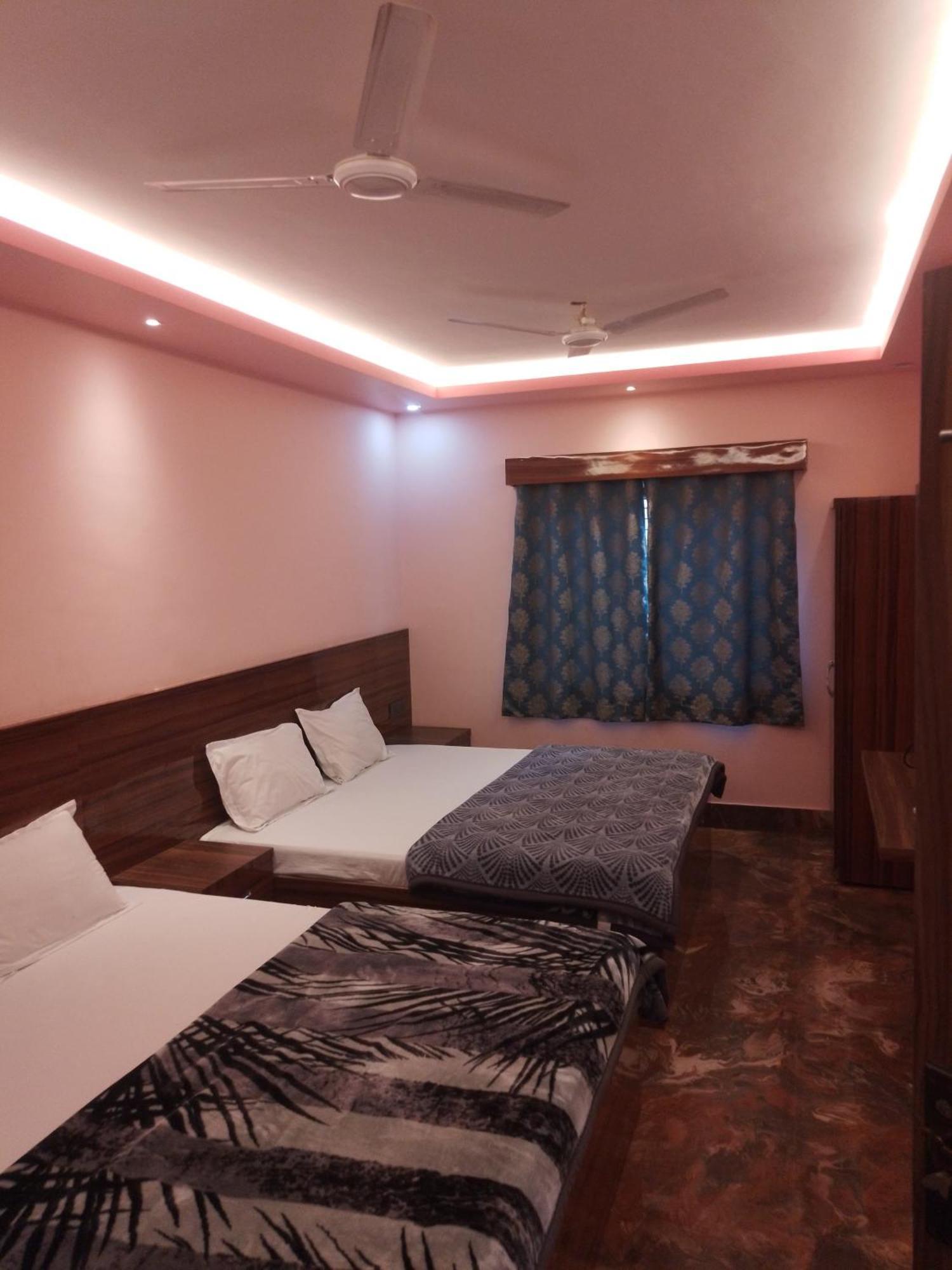 Siyaram Kunj Hotel Ayodhya Bagian luar foto