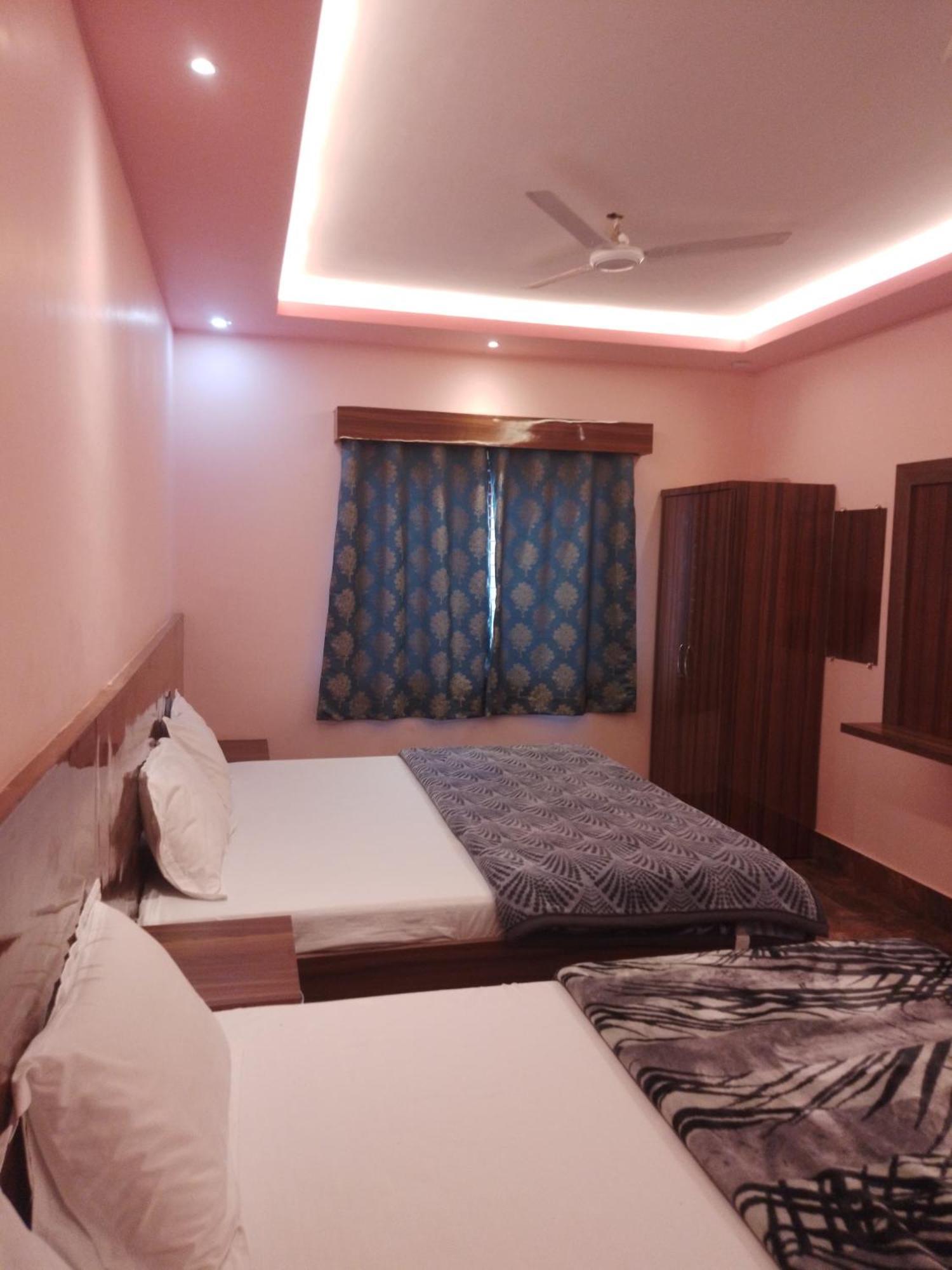 Siyaram Kunj Hotel Ayodhya Bagian luar foto