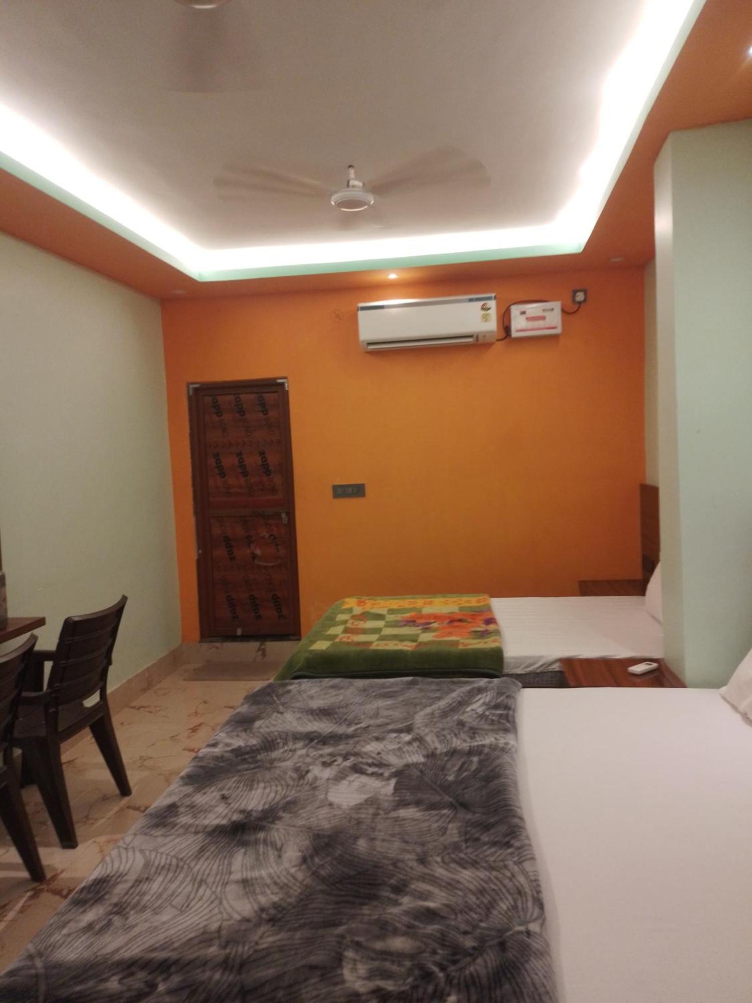 Siyaram Kunj Hotel Ayodhya Bagian luar foto