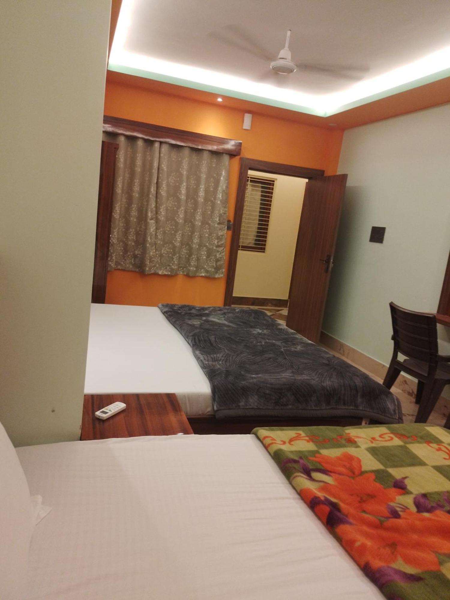 Siyaram Kunj Hotel Ayodhya Bagian luar foto