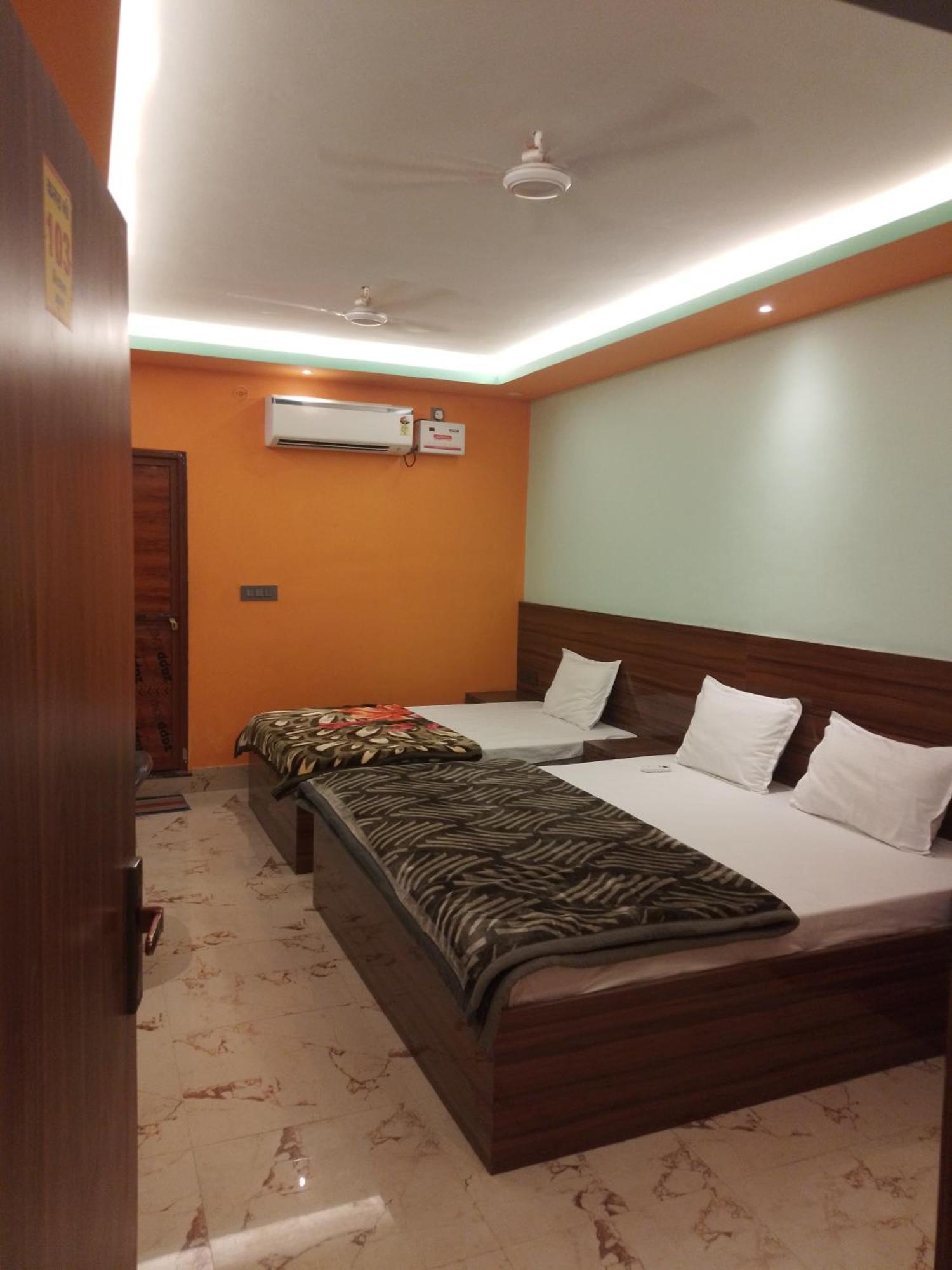 Siyaram Kunj Hotel Ayodhya Bagian luar foto