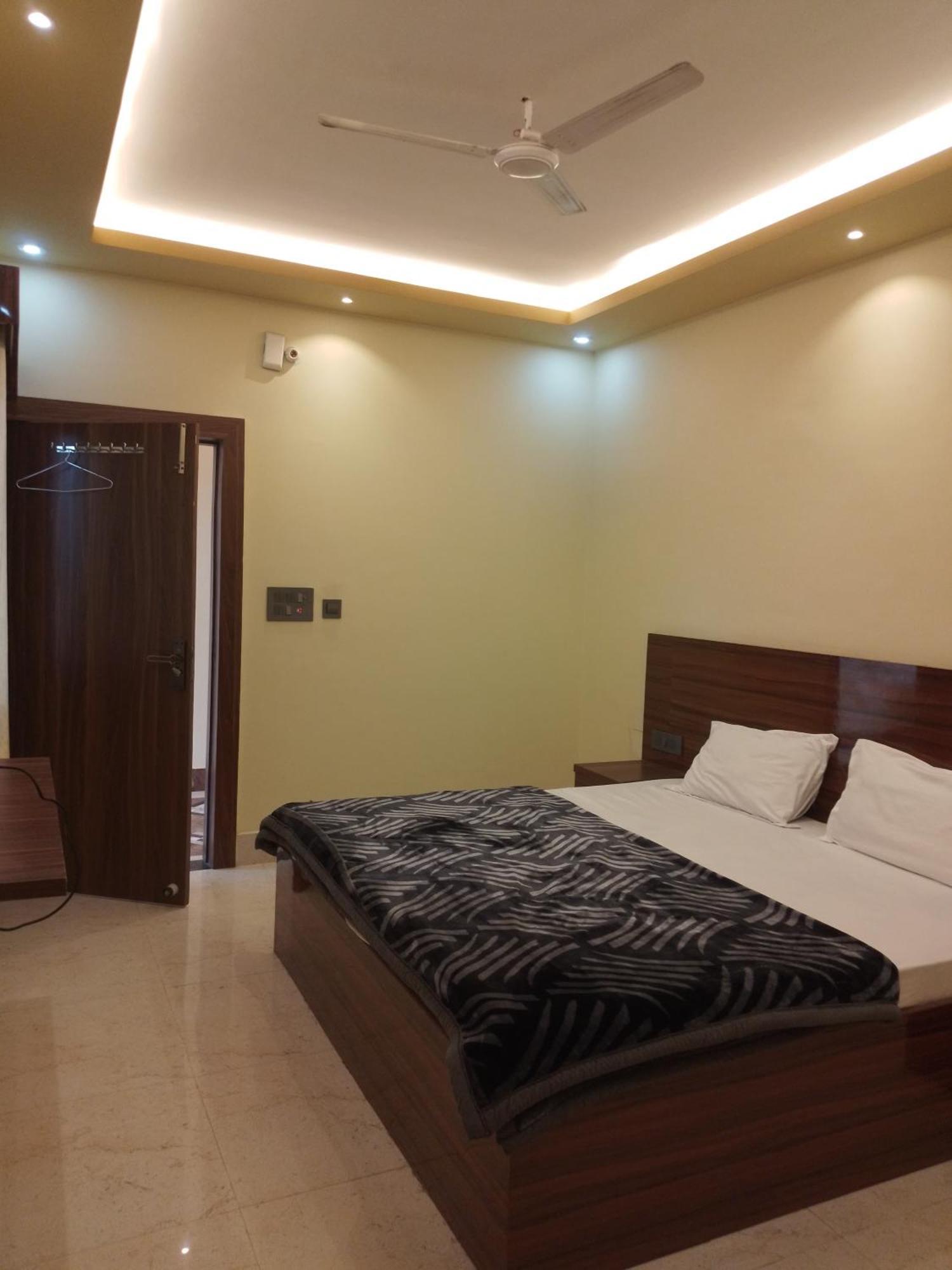 Siyaram Kunj Hotel Ayodhya Bagian luar foto