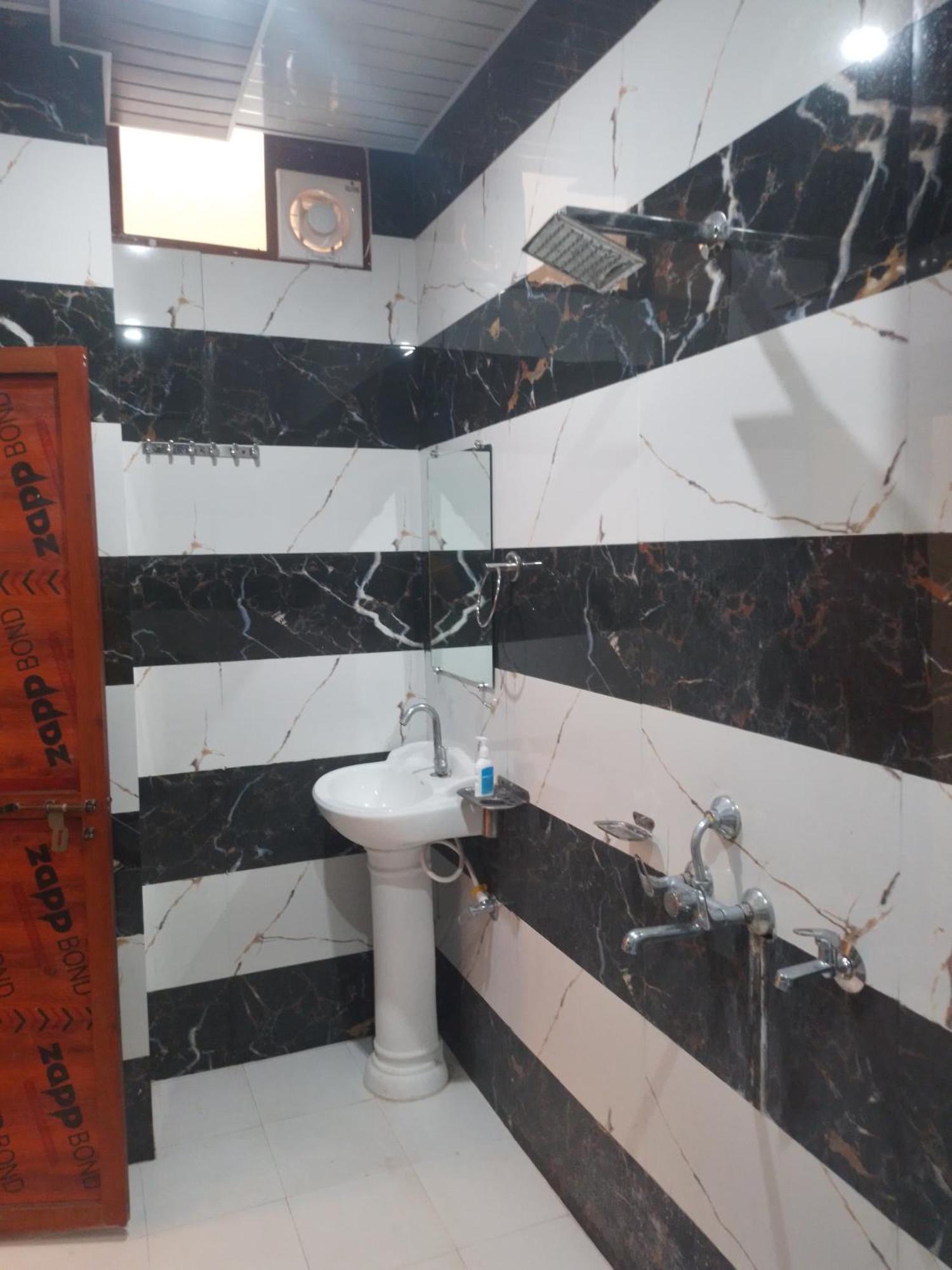 Siyaram Kunj Hotel Ayodhya Bagian luar foto