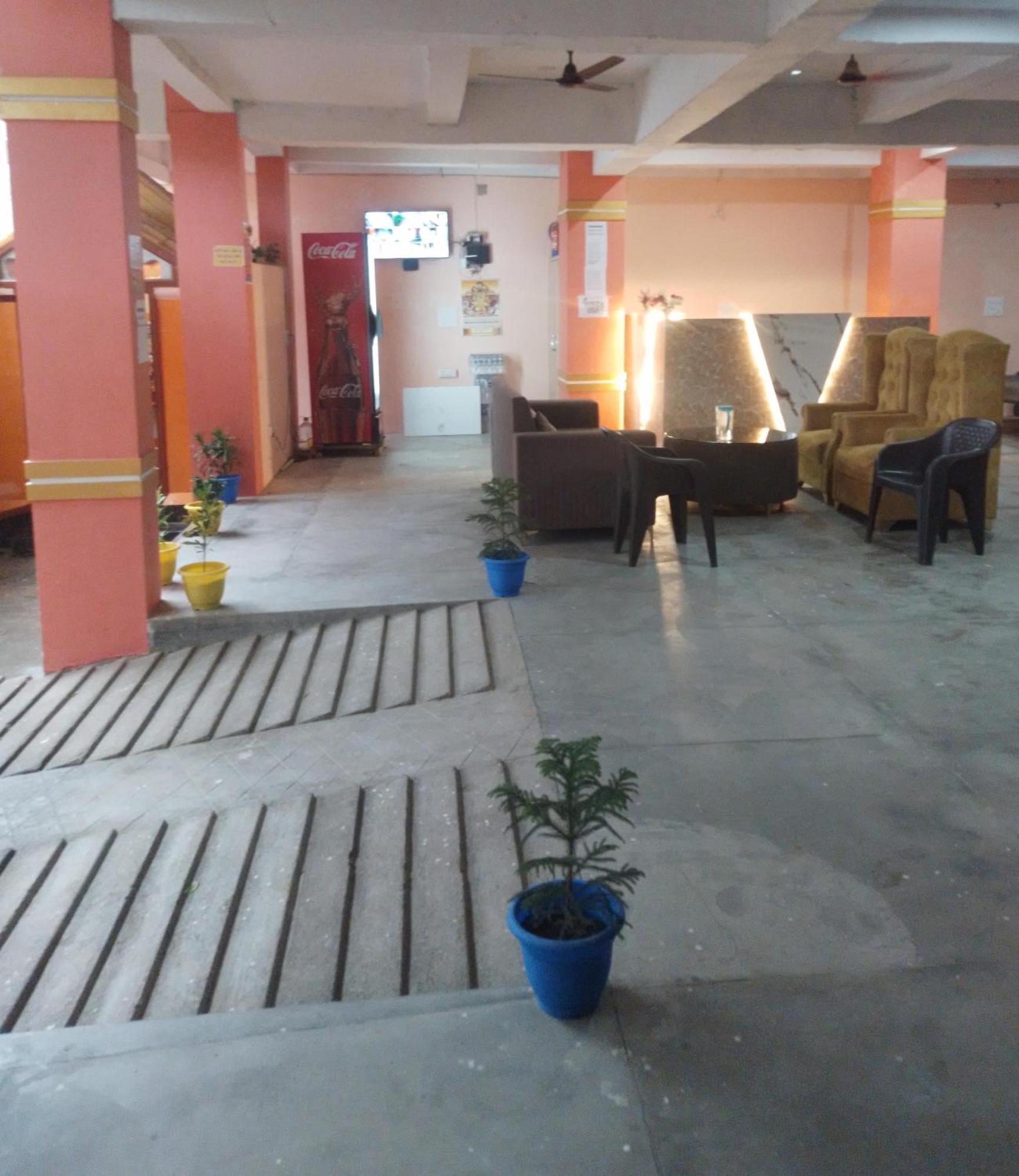 Siyaram Kunj Hotel Ayodhya Bagian luar foto